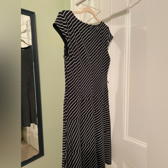 Anne Klein crazy flattering midi dress - size 10 - Picture 4 of 6